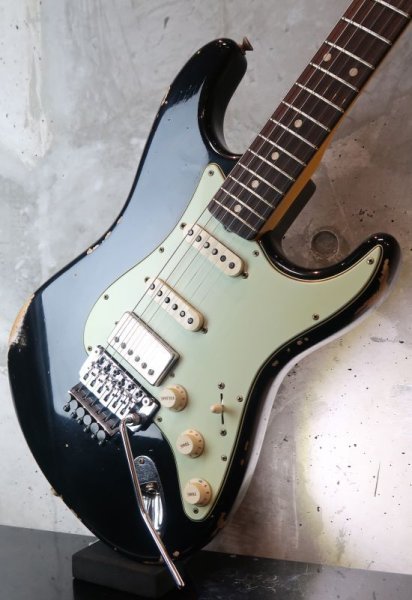 画像4: Fender Custom Shop '62  Stratocaster S-S-H  Aged Black / Heavy Relic / FRT (4)