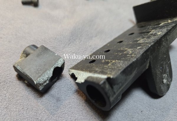 画像5: Steinberger Bridge 破損・ ArmBar部分の割れ。諦めないでご相談下さい。修理・Repair  / 世界屈指の豊富なノウハウと、Parts類の在庫量 / Custom / オリジナルパーツ / 加工 / パーツ作成・製作/ リフレット / Pot修理 /その他、スタインバーガー以外についてもお気軽にご相談下さい。 (5)