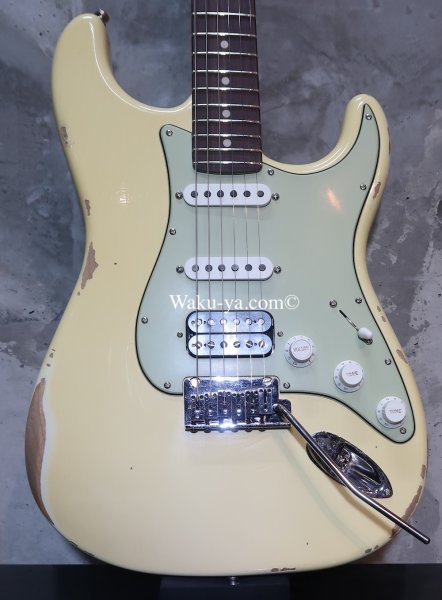画像1: Fender Custom Shop Custom Deluxe S-1 Stratocaster  S-S-H  Relic / Aged Vintage White (1)