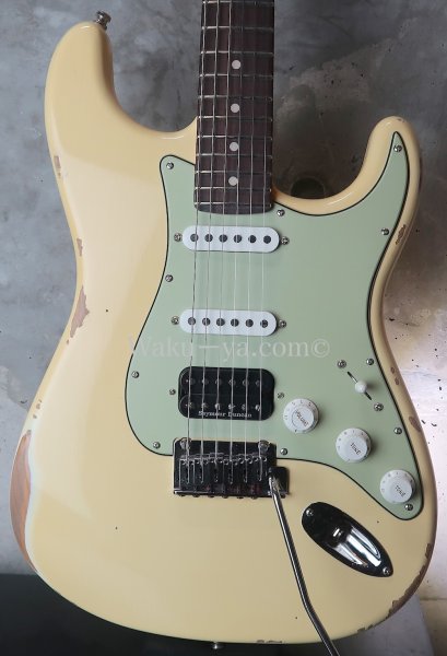 画像1: Fender Custom Shop Custom Deluxe S-1 Stratocaster  S-S-H  Relic / Aged Vintage White (1)